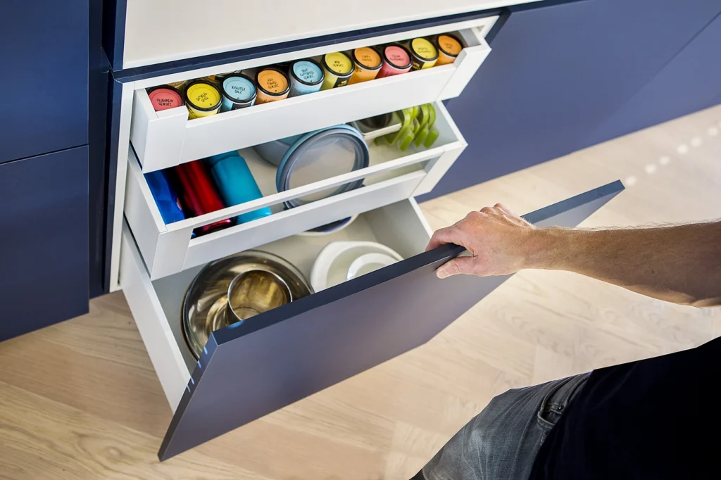 Legrabox Schubkästen in weiß hinter Frontauszügen