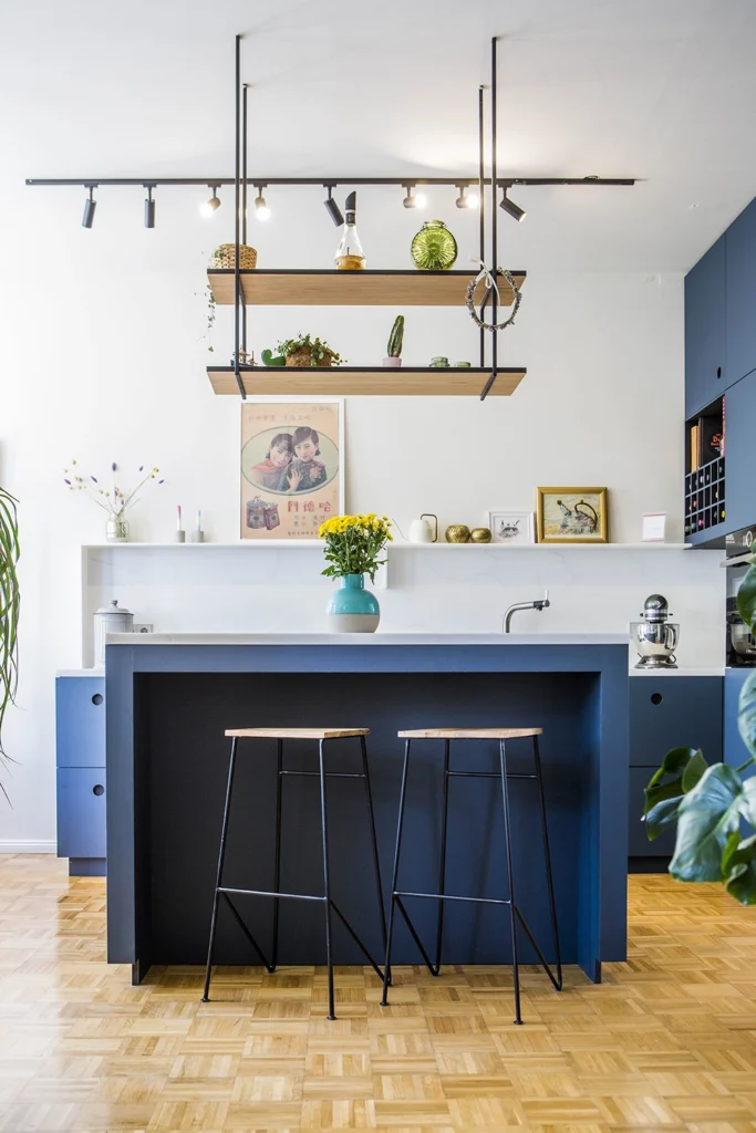 Küchenblock freistehend mit Barhockern Forbo Linoleum in Smokey Blue auf CDF gepresst.